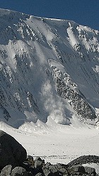 Лавина с плеча вершины Западной Белухи по Аккемской стене.