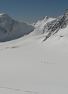 Ледник Менсу и ББС с перевала Делоне.