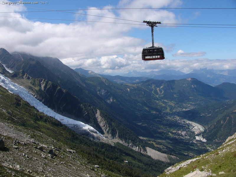 Aiguille-du-midi. 3000m. View of valley.