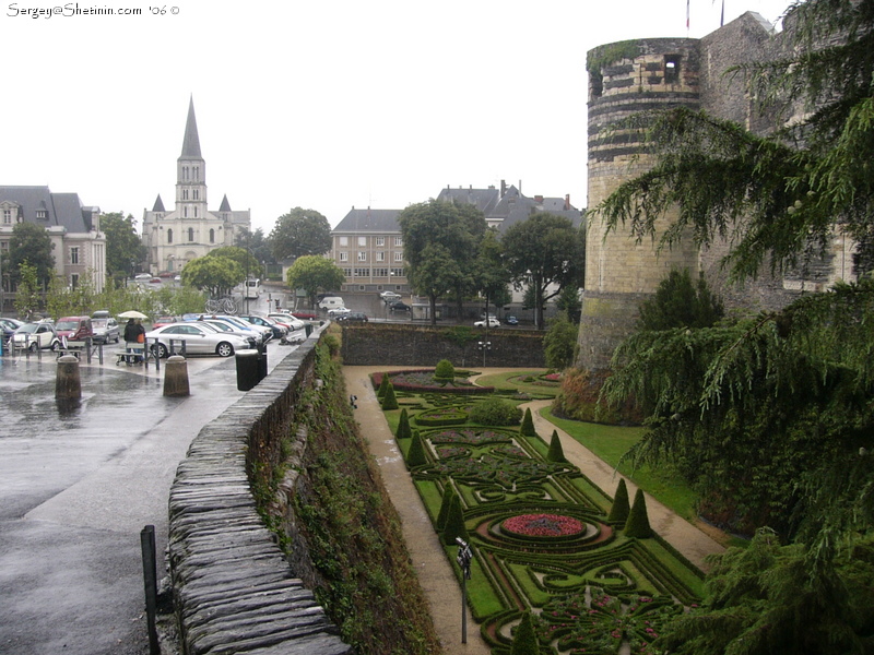 Angers. Garden in front of walls.