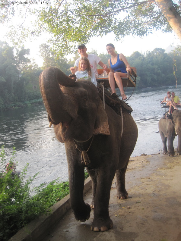 Катание на слонах. Слоновья деревня на реке Квай