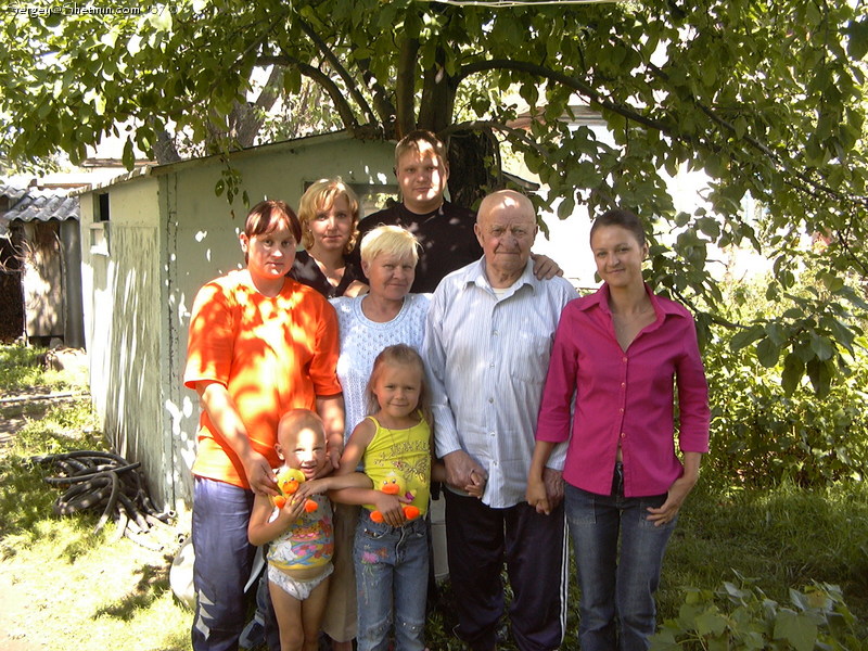 Четыре поколения: Емцевы, Щетинины, Сараевы. 2007 год, лето.