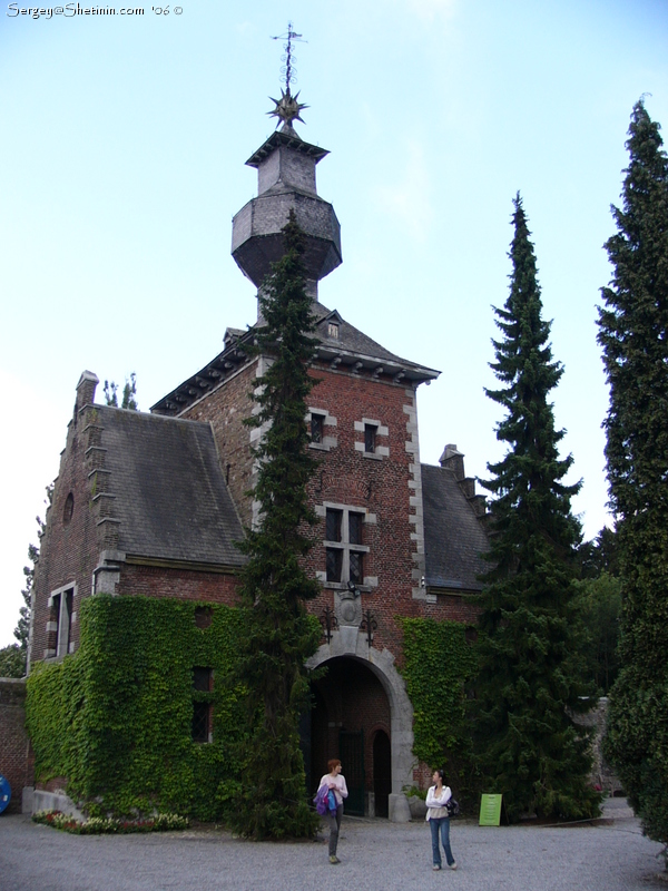 Jehay Castle. Entry arc.