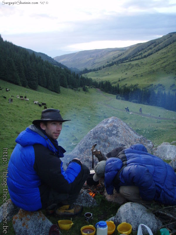 Karakol valley. Zangi. Evening cooking.