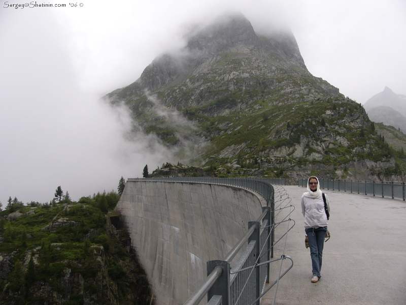 Lake D'Emosson. Walking by dam.