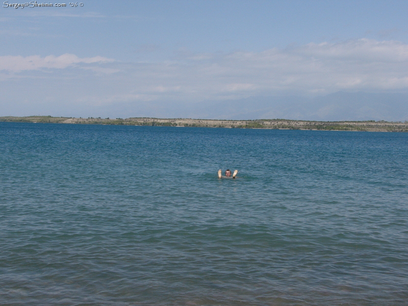Плавание в озере Иссык-Куль, Киргистан