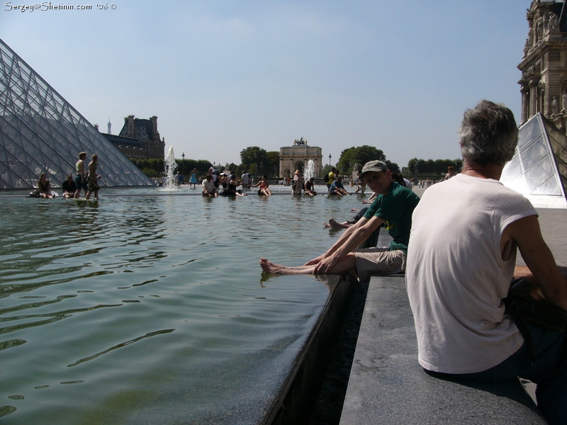 Paris. Louvre. Heat.