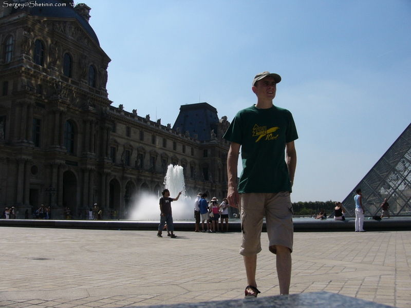 Paris. Louvre. Walking.