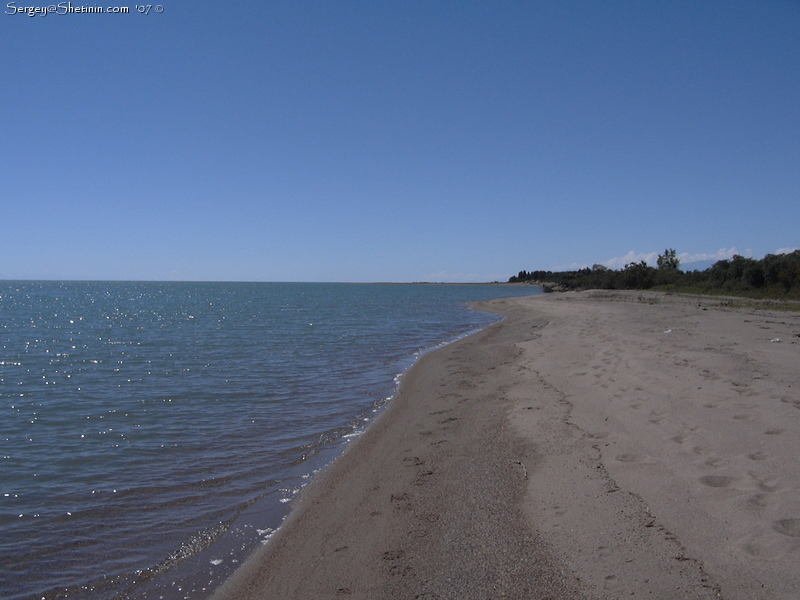 Песчаный пляж озера Иссык-Куль.