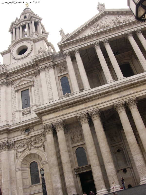 Жанна и Люба у колонн собора Святого Павла (St. Paul's Cathedral)