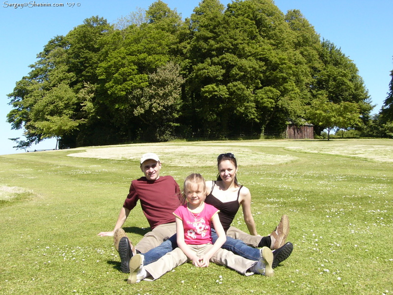Семейное фото на поляне у замка Олнуик (Alnwick). Вариант 2.