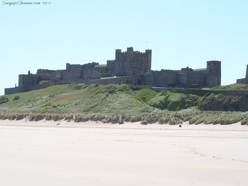 Замок Бамбург (Bamburgh Castle). Англия, графство Нортумберленд (Northumberland). Со стороны побережья Северного моря.