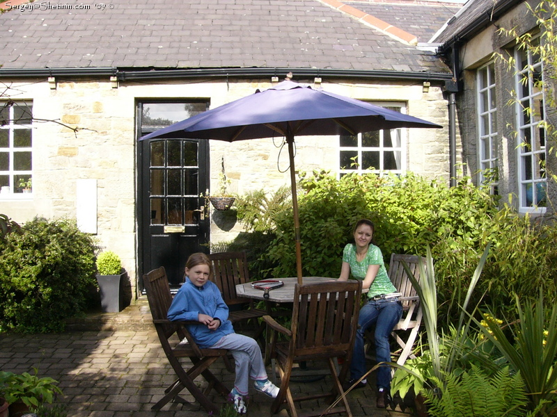 Люба и Жанна за летним столиком в дворике дома наших друзей в Великобритании.