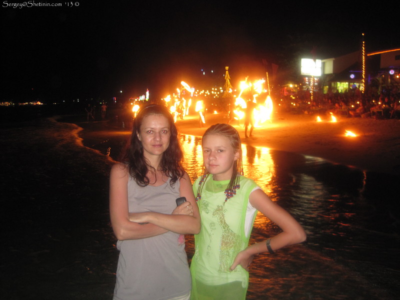 Ночное файр-шоу на пляже Сай Каев, Остров Самет. Тайланд