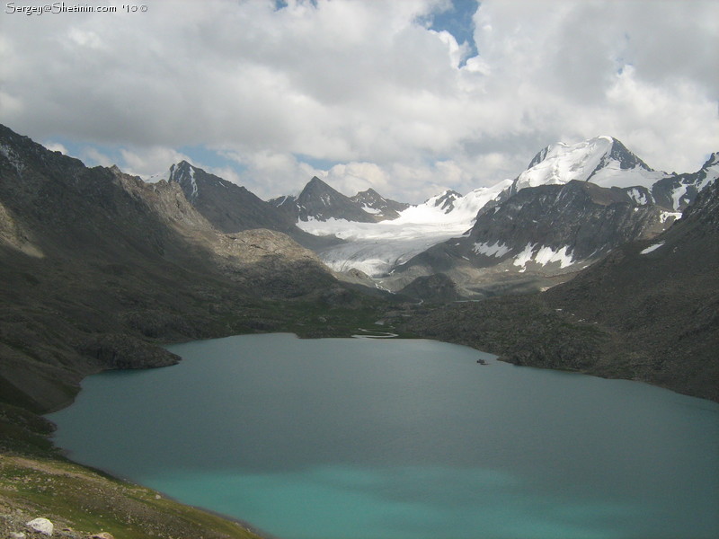 The glacier that gives water to Ala-Kul Lake