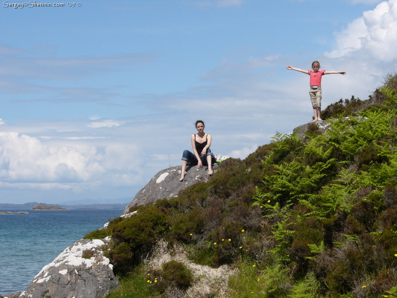 Жанна и Люба на скале у берега.
