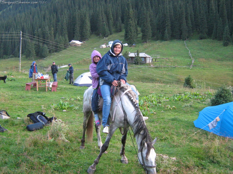 Люба и Алина - вечернее катание на лошади. Курорт Алтын Арашан.