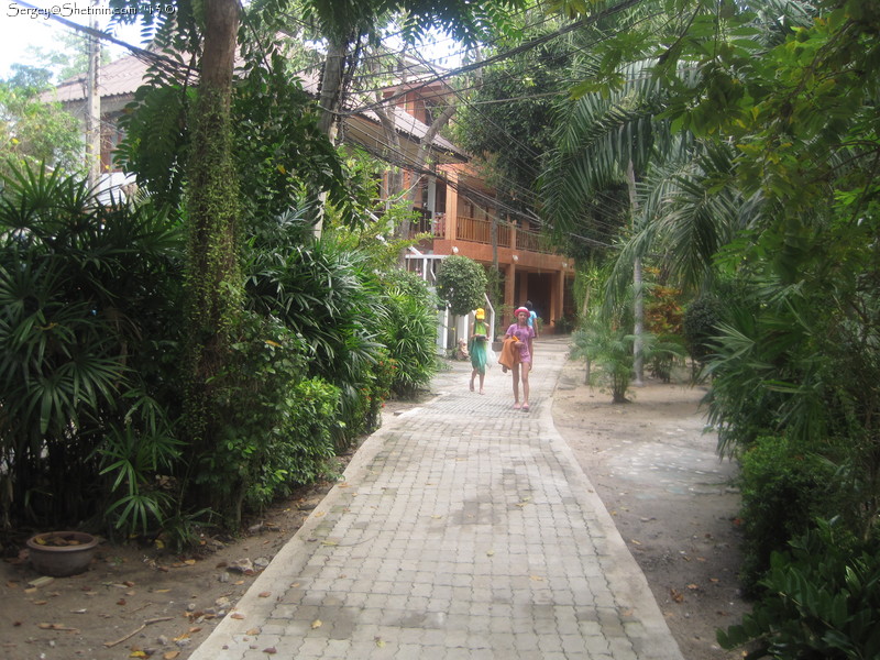 The morning of the next day, Sae Kaew Villa Hotel, Samet.