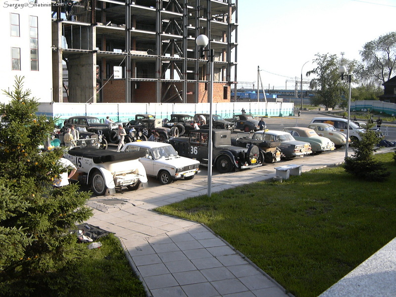 Парковка авто перед гостиницей Сибирь III