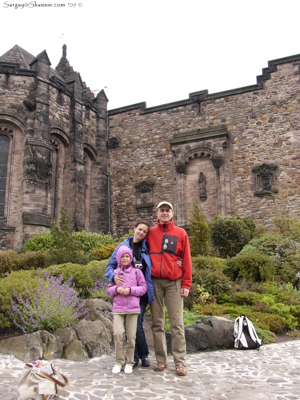 На фоне Шотландского Мемориала, посвященного народной войне. (Scottish National War Memorial)