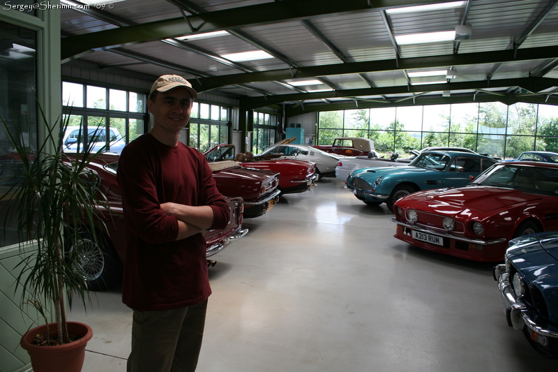 Салон компании Aston Workshop. Автомобили Астон Мартин