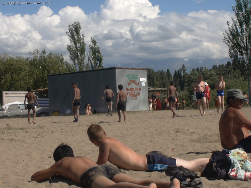 Местные футболисты на городском пляже.