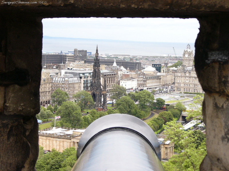 Вид на Эдинбург через бойницу в крепостной стене.