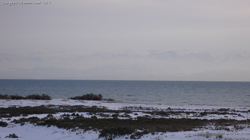 Зимний Иссык-Куль. Фото берега озера в районе г. Рыбачье