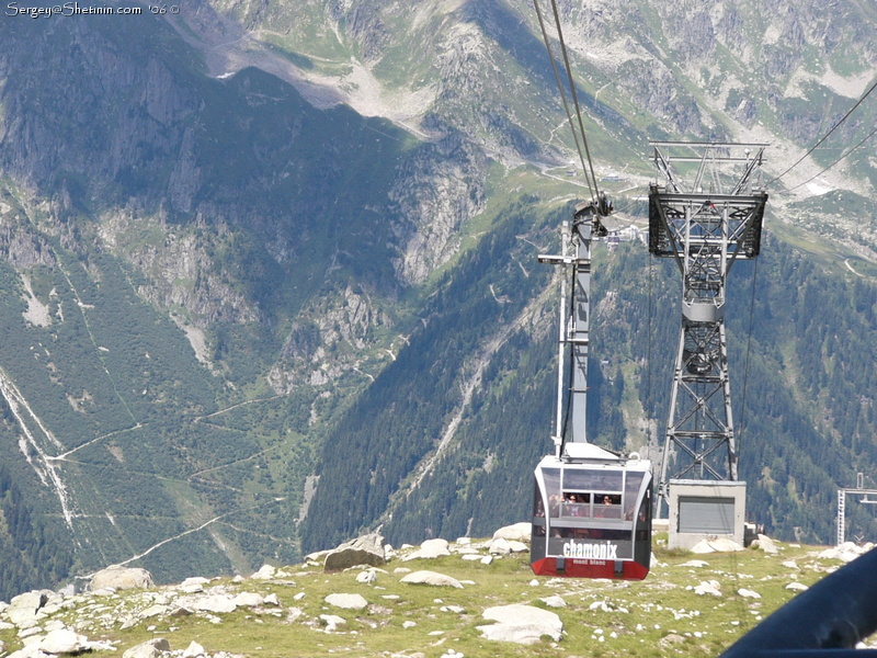 Aiguille-du-midi. Flying down.