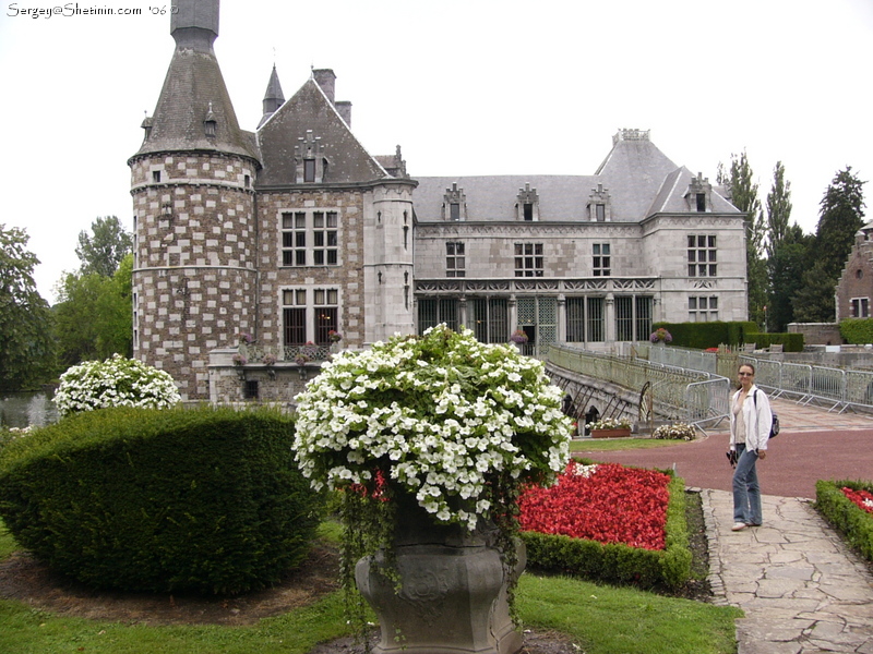 Jehay Castle. Flowers.