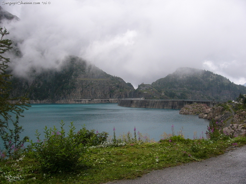 Lake D'Emosson. Clouds, dam.