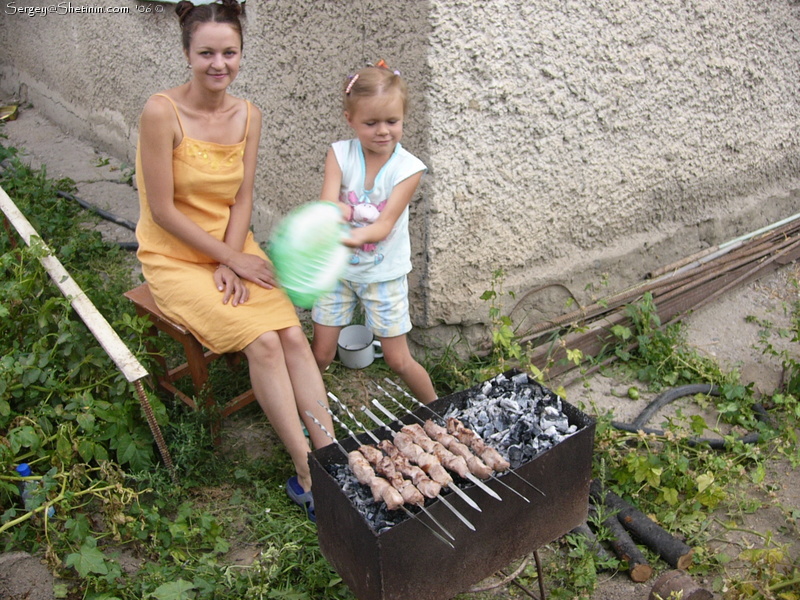 Zhanna and Lyuba helps to cook.