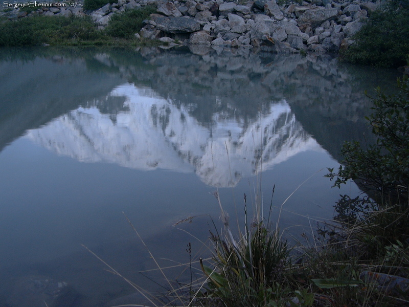 Отражение Пика Каракол в воде озера.