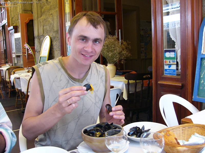 St-Malo. Mussels eating.
