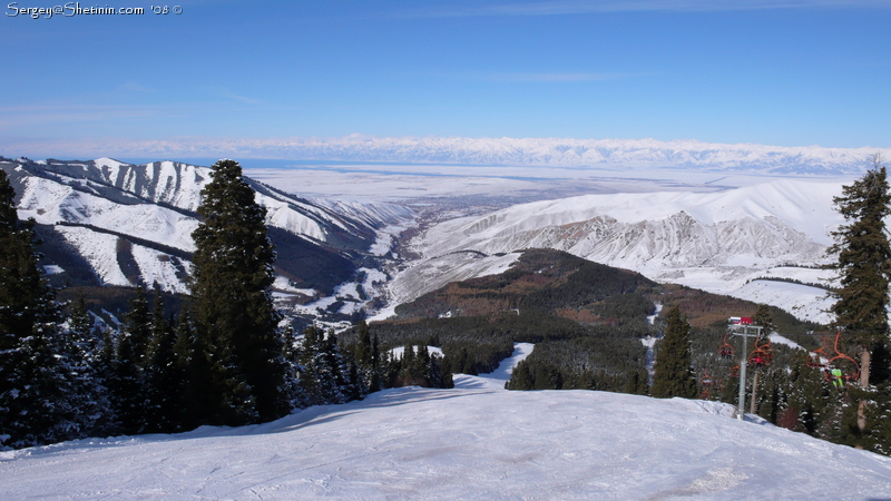 Вид на горнолыжную трассу сверху с высоты 2750м