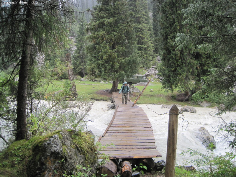 Azat crossing the bridge and driver goes down to Karakol