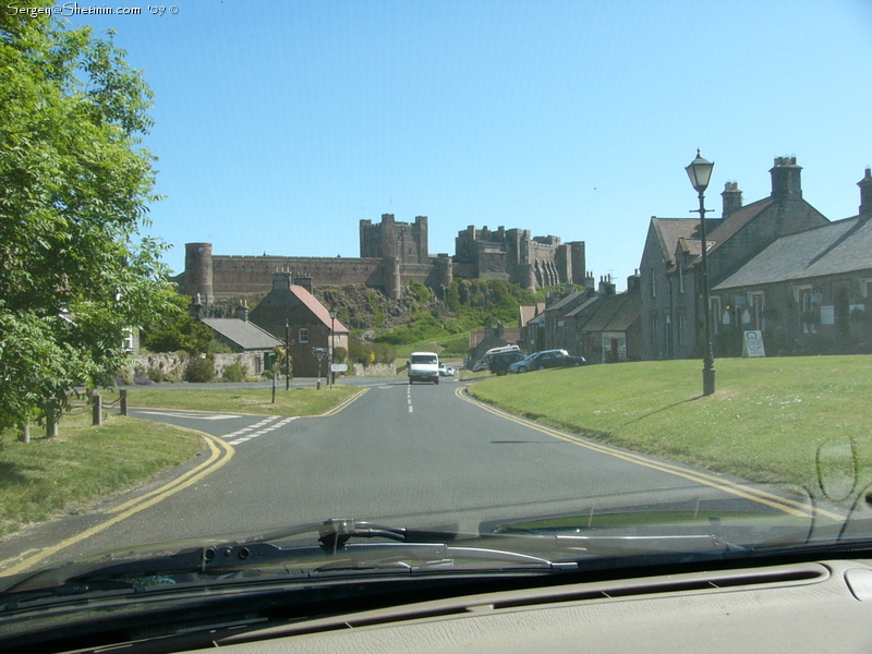 Бамбургский замок (Bamburgh castle) из окна Jaguar XK8. Северное море.