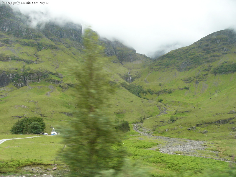 Фото с окна автомобиля. Дорога между гор в Шотландии