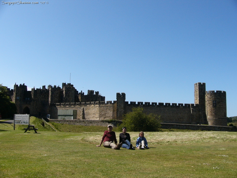 Семейное фото на фоне замка Олнуик (Alnwick). Вариант 1.