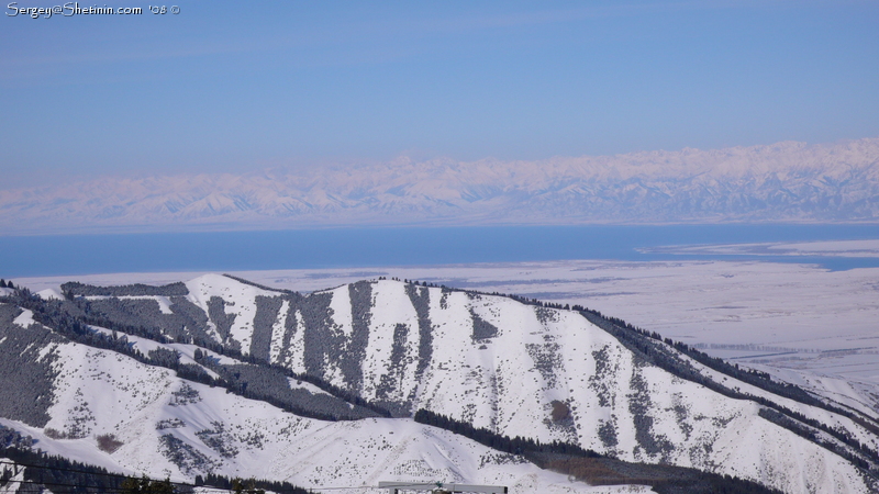 Озеро Иссык-Куль зимой. Вид с горнолыжной базы Каракол.