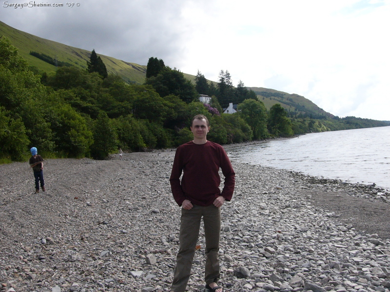 Озеро Loch Lochy и я на фоне отеля Letterfinlay Lodge