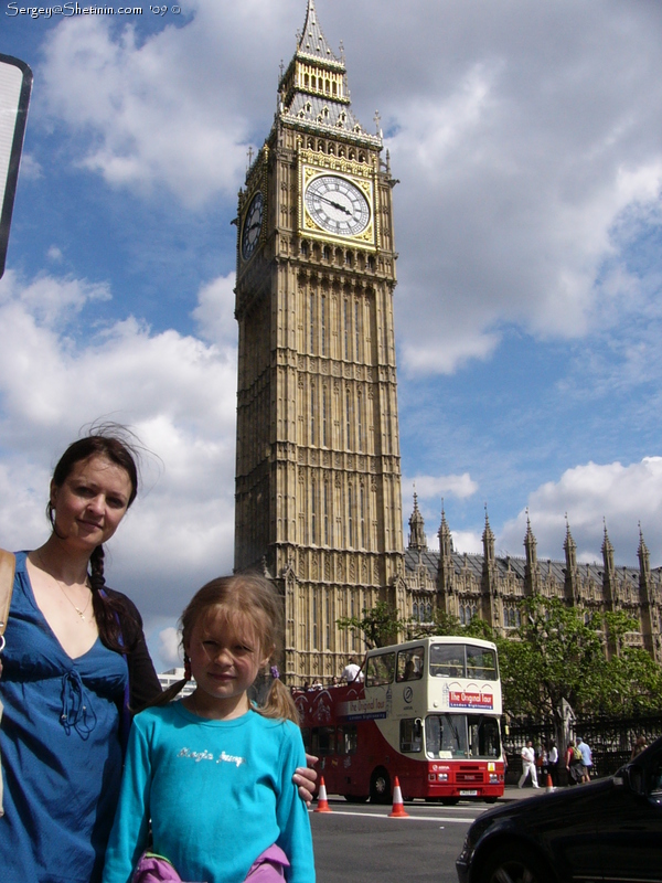 Люба и Жанна на фоне Башни Биг-Бен. Лондон. Великобритания