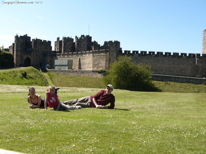 Семейное фото на фоне замка Олнуик (Alnwick). Вариант 3.