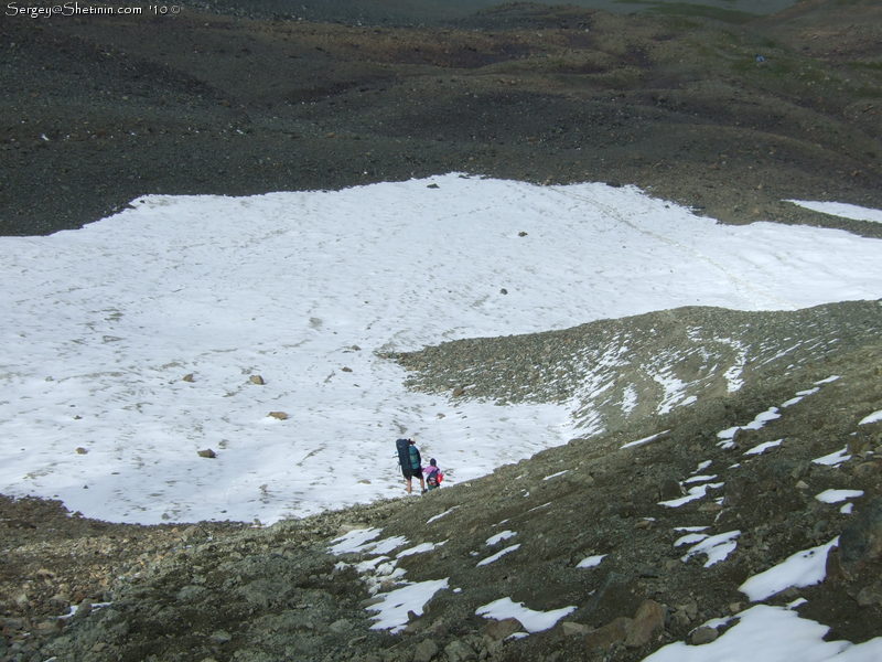 Seregy and Lyuba coming to snow field