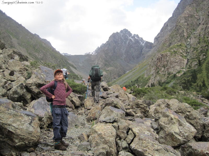 The trail to "Sirota" in the stones