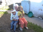 Баба Оля, внук Стас и внучка Люба вместе во дворе у деда.