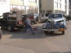 Некоторые машины выглядели немного покосившимися. Немудрено после нескольких дней пересечения пустыни Гоби в Монголии.Механики от организаторов старались изо всех сил.