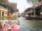 На следующий день мы поехали в двухдневную экскурсию на реку Квай. Первый заезд был на плавучий рынок Дамнуенсадуак провинции Канчанабури. Тайланд. Сели в лодку и нас повезли по улицам-каналам, где, как утверждается, еще сохранилась старинная традиционная жизнь местного населения.