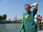 Вот такой коллаж получился: я в помятой футболке Топ-Книги на фоне Эйфелевой Башни.