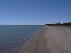Песчаный чистый пляж в районе села Маяк был просто невообразимо длинный. Вот где сохранилась нетронутой природа озера Иссык-Куль.
